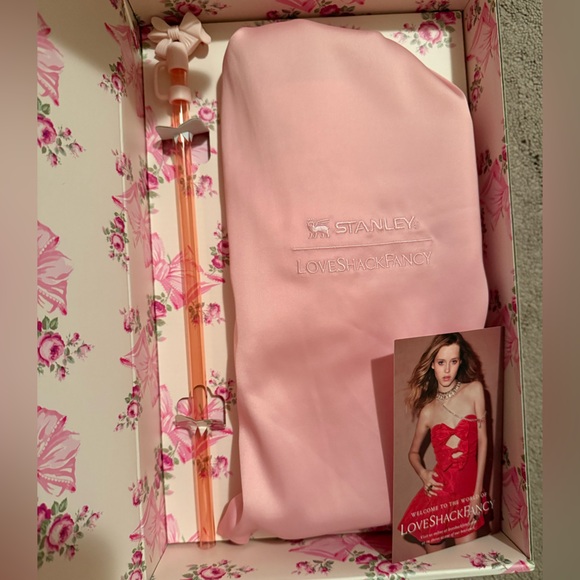 Loveshackfancy X Stanley Rosa Beaux Pink 40oz tumbler - Picture 6 of 6